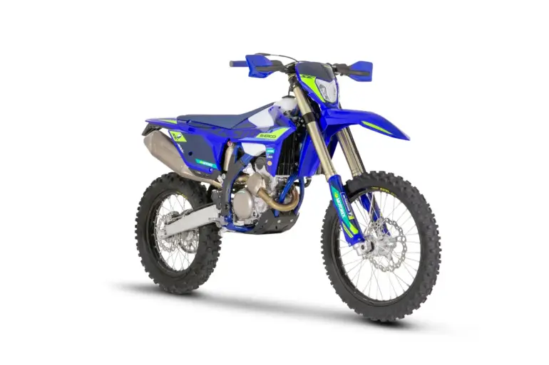 Sherco 300 SEF Factory 2027 in Seitenansicht, blaue Enduro mit Akrapovič-Auspuffanlage und modernen KYB-Fahrwerkskomponenten.