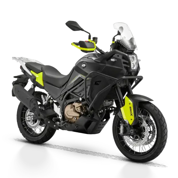 SVT 650 X Adventure-Bike in Schwarz-Gelb, ausgestattet für Straße und Schotterpisten.
