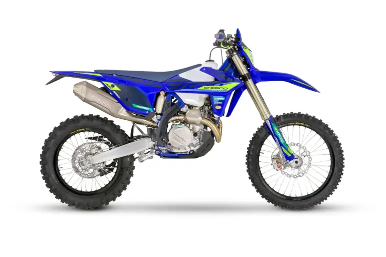 Sherco 500 SEF FACTORY 2027 Enduro-Motorrad in Blau-Gelb, Seitenansicht, modernes Dekor, Werksmodell