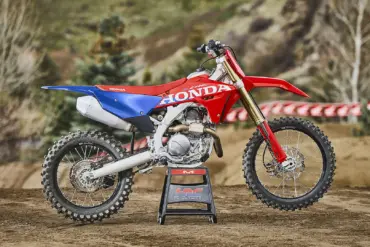 Honda CRF450R Motocross-Motorrad auf offener Rennstrecke im Profil