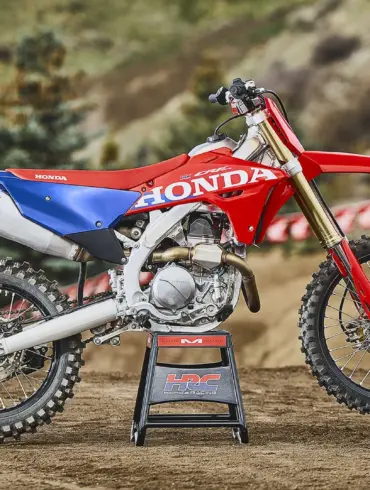 Honda CRF450R Motocross-Motorrad auf offener Rennstrecke im Profil