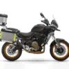 QJ Motor SRT 700 SX in Schwarz/Silber mit drei Alu-Koffern und goldenen Speichenfelgen, seitliche Ansicht