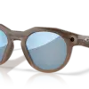 Oakley Meta HSTN Smartglass mit braunem Rahmen und blauen Prizm Deep Water Polarized Gläsern, Kamera integriert.