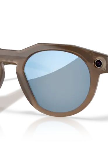 Oakley Meta HSTN Smartglass mit braunem Rahmen und blauen Prizm Deep Water Polarized Gläsern, Kamera integriert.