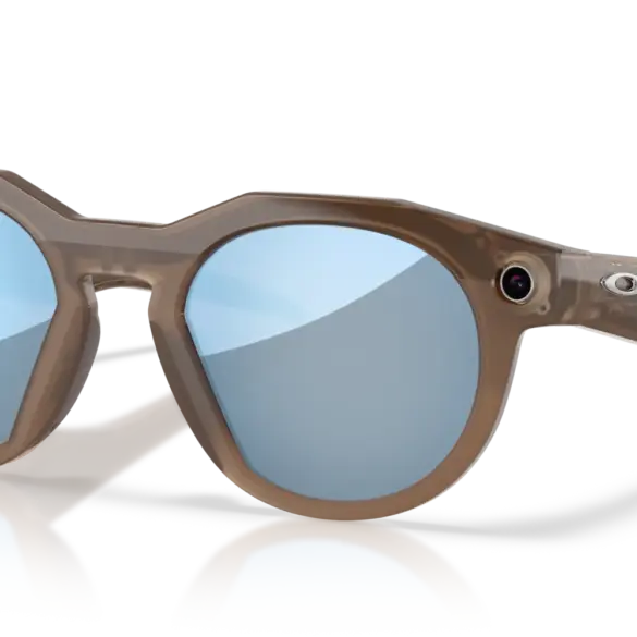 Oakley Meta HSTN Smartglass mit braunem Rahmen und blauen Prizm Deep Water Polarized Gläsern, Kamera integriert.