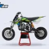 YCF START W88 E-Kindermotorrad auf einem Montageständer, seitlich fotografiert, Offroad-Bereifung und sportliches Design.