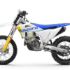 Husqvarna FE 350 2027 Seitenansicht, Enduro-Motorrad in Weiß mit blauem Sitz, gelber Gabel und Offroad-Bereifung.