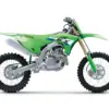 Seitenansicht der Kawasaki KX450F des Modelljahrs 2027, ein modernes Motocross-Motorrad in Grün mit Aluminiumrahmen und Scheibenbremsen.