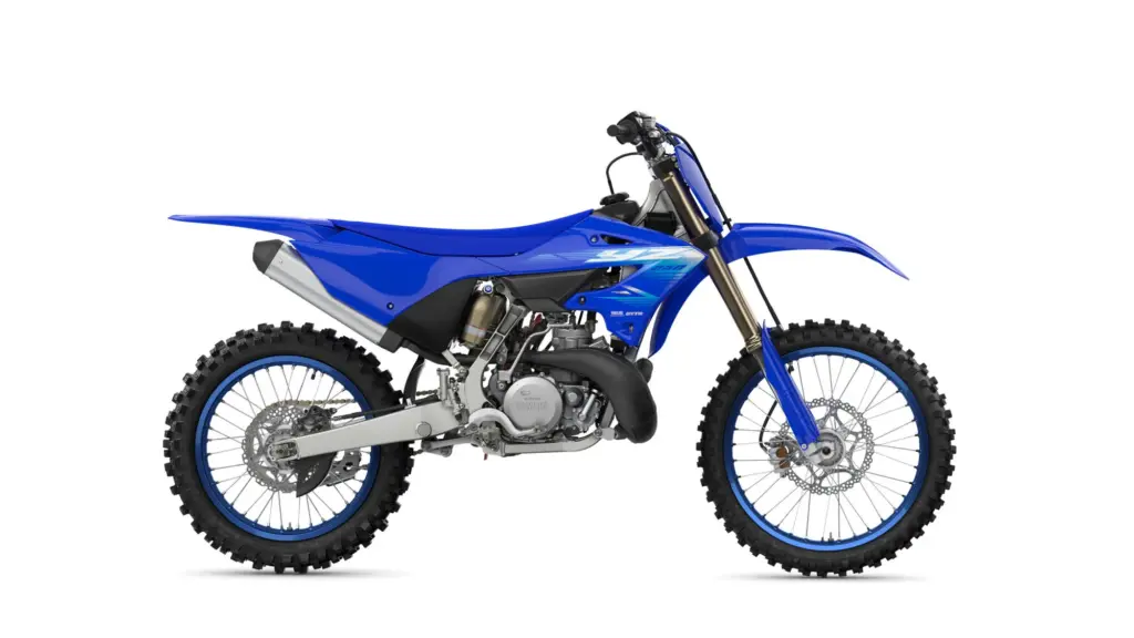Yamaha YZ250 Motocross-Motorrad in Blau, Seitenansicht vor weißem Hintergrund