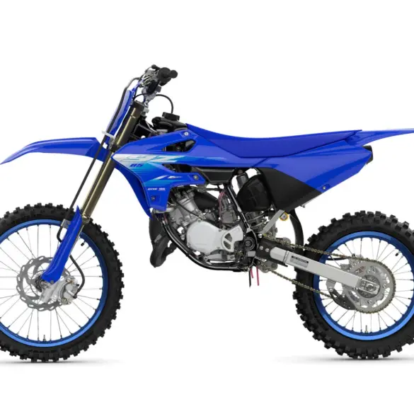 Yamaha YZ85 2027 in Icon Blue von der Seite
