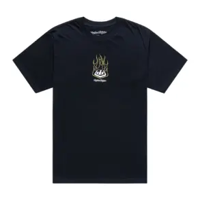 Schwarzes T-Shirt mit grafischem Flame2-Motiv auf der Brust, neutral vor weißem Hintergrund fotografiert.