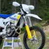 Husqvarna FE 250 Enduro-Motorrad Modell 2027 im Wald aufgestellt