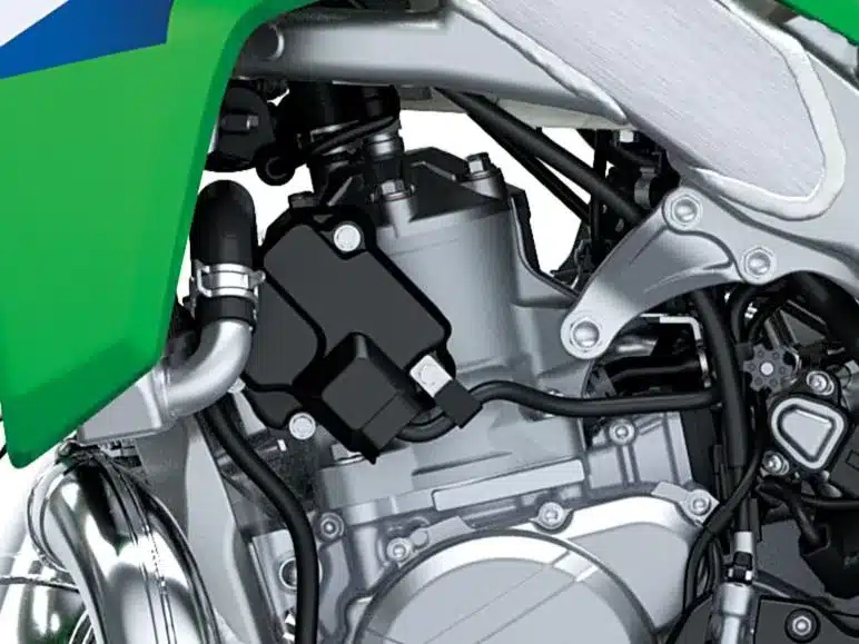 Nahaufnahme des Motors der Kawasaki KX327, Modelljahr 2027