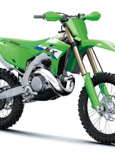 Kawasaki KX327X 2027 Offroad-Motorrad in Seitenansicht, grüne Verkleidung, grobstollige Reifen, Aluminiumrahmen.