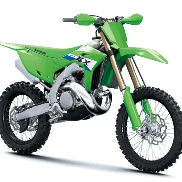 Kawasaki KX327X 2027 Offroad-Motorrad in Seitenansicht, grüne Verkleidung, grobstollige Reifen, Aluminiumrahmen.