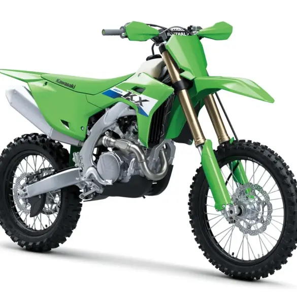 Kawasaki KX450FX 2027 in Lime Green, aufgenommen in seitlicher Frontansicht.
