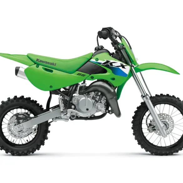 Seitenansicht der Kawasaki KX65 2027, einem leichten Motocross-Motorrad für Kinder und Jugendliche in traditionellem Kawasaki-Lime-Green