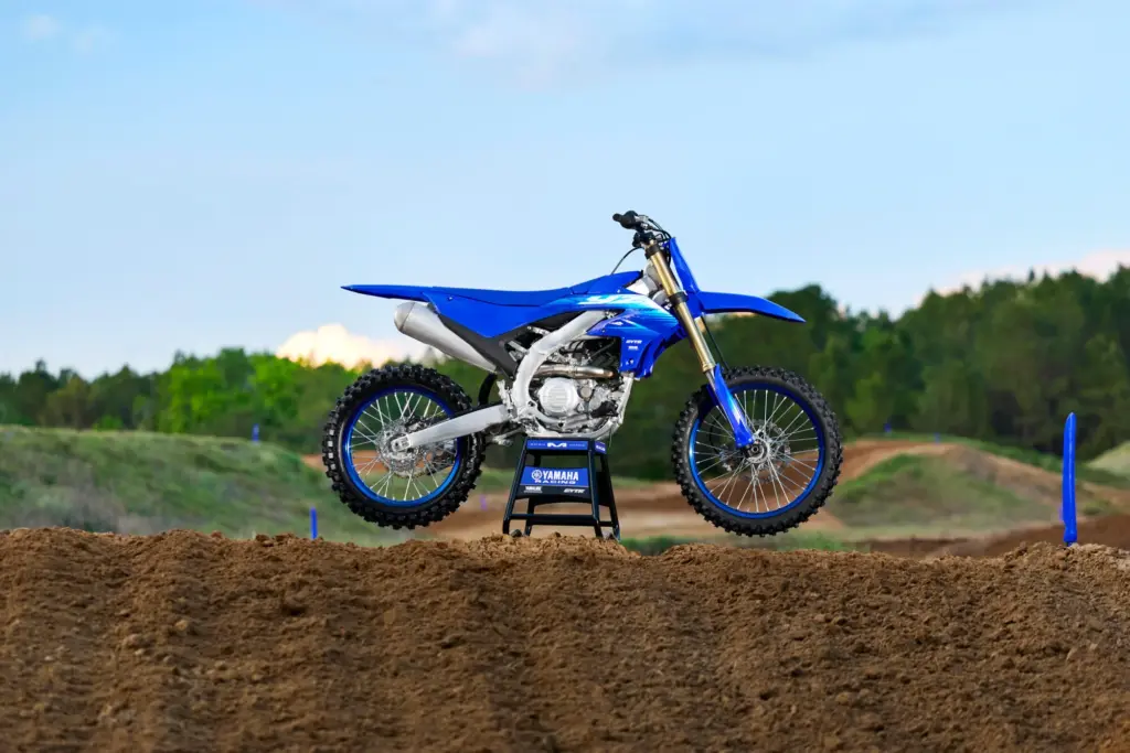 Yamaha YZ250F 2027 auf einer Motocross-Strecke, Seitenansicht