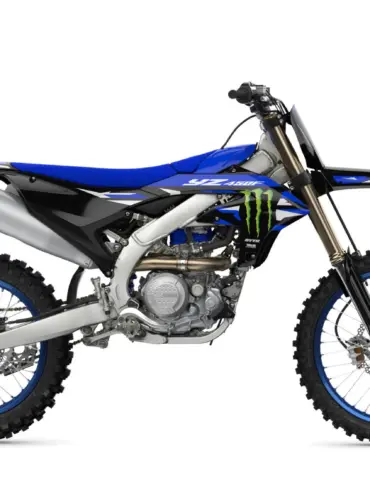 Motocross-Motorrad Yamaha YZ450F Monster Energy Yamaha Racing Edition in Seitenansicht auf weißem Hintergrund.