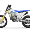 Husqvarna FE 501 Enduro 2027, Seitenansicht mit blauem Sitz und gelbem Gabelschutz
