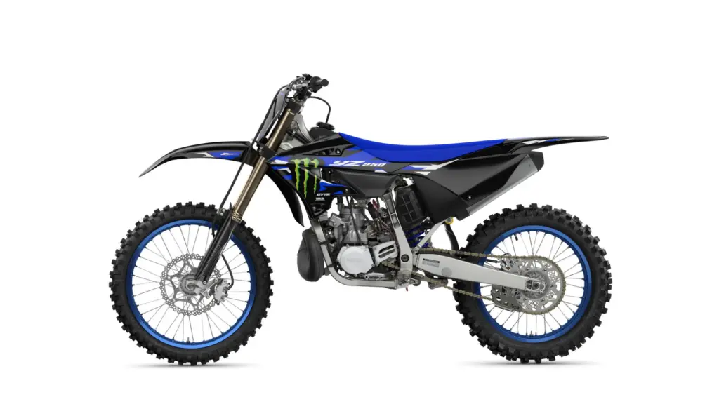 Yamaha YZ250 Monster Energy Yamaha Racing Edition in der Seitenansicht, mit schwarzer und blauer Sonderlackierung.