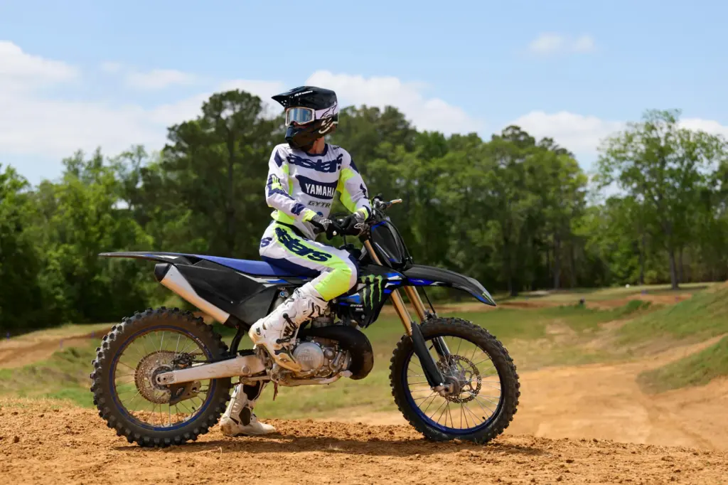 Motocross-Motorrad Yamaha YZ250 Monster Energy Edition mit Fahrer auf sandiger Strecke