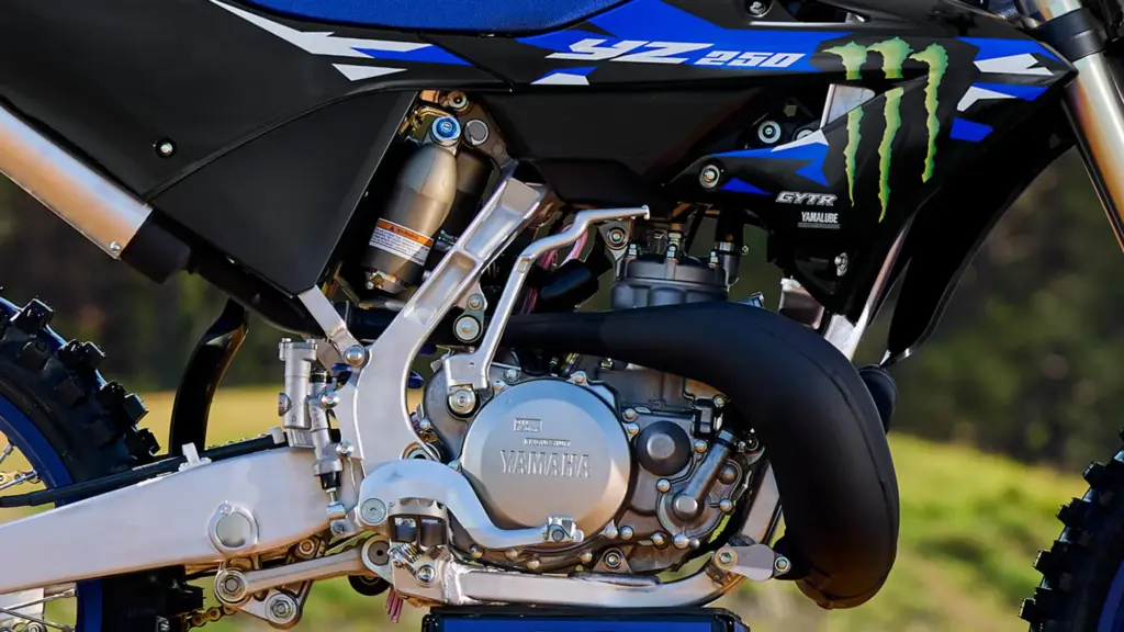 Nahaufnahme des Motors und Rahmens der Yamaha YZ250 Monster Energy Yamaha Racing Edition mit Monster-Energy-Grafiken.