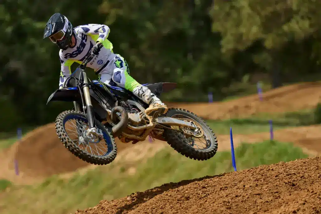 Motocross-Fahrer springt mit der Yamaha YZ250 Monster Energy Edition über eine Erhebung