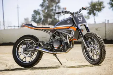 RSD KTM 690 Tracker Flat-Tracker-Umbau auf sandigem Ovalkurs
