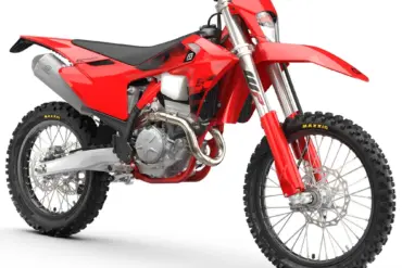 GASGAS EC 350F 2027, rot-schwarzes Enduro-Motorrad mit schwarzem Sitzbankbezug und modernen Grafikdetails, Ansicht schräg von vorn