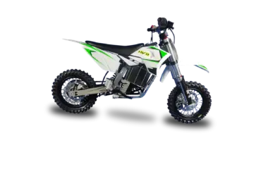 Seitenansicht einer HVR 50 elektrischen Kindermotocross mit grün-weißer Verkleidung auf schwarzem Hintergrund.