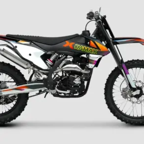 Kamax K16 MX- und Enduro-Motorrad mit robustem Stahlrahmen und Aluminium-Heck in Seitenansicht