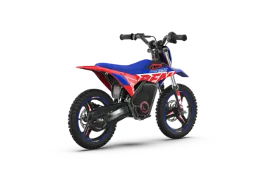 Elektrisches Kinder-Minicross-Motorrad RFN Warrior Kids SX-E500 in Blau und Rot auf weißem Hintergrund.