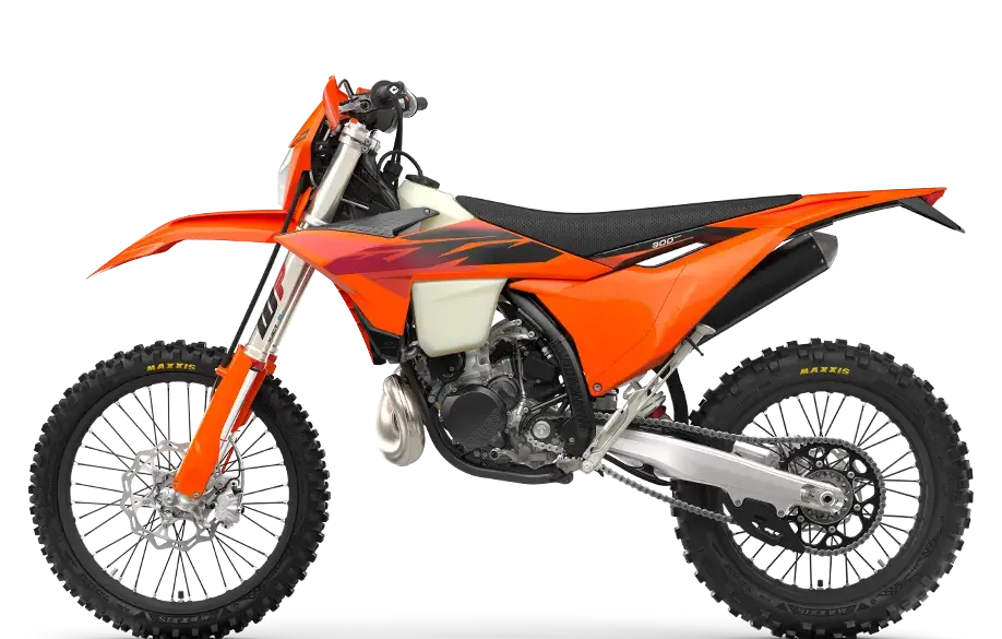 Seitenansicht der KTM 300 EXC 2027 mit orange-schwarzer Verkleidung
