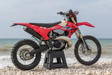 Rieju MR 300i RACING 2027 Sportenduro-Motorrad auf Steinen am Meer, Seitenansicht
