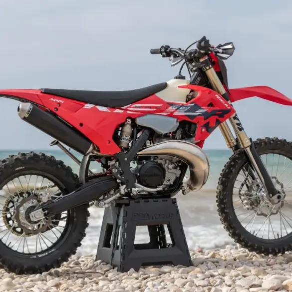 Rieju MR 300i RACING 2027 Sportenduro-Motorrad auf Steinen am Meer, Seitenansicht