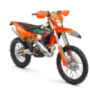 2027 KTM 300 EXC 6DAYS mit orangefarbenen Verkleidungen, Enduro-Reifen und 6DAYS-Aufschrift, stehend auf weißem Hintergrund.