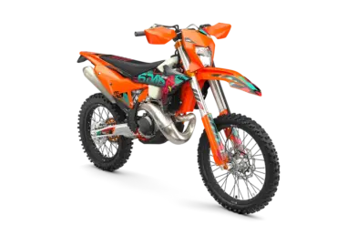 2027 KTM 300 EXC 6DAYS mit orangefarbenen Verkleidungen, Enduro-Reifen und 6DAYS-Aufschrift, stehend auf weißem Hintergrund.