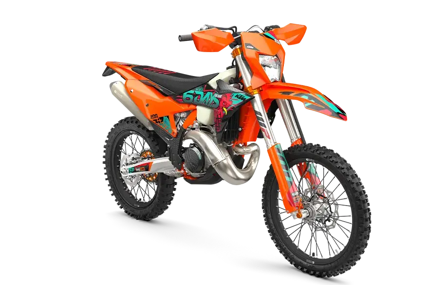 2027 KTM 300 EXC 6DAYS mit orangefarbenen Verkleidungen, Enduro-Reifen und 6DAYS-Aufschrift, stehend auf weißem Hintergrund.