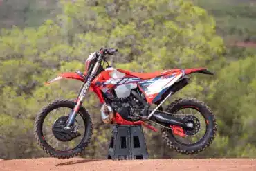 Rieju MR 300 i Hard Enduro 2027 Seitenansicht im Gelände auf einem Ständer