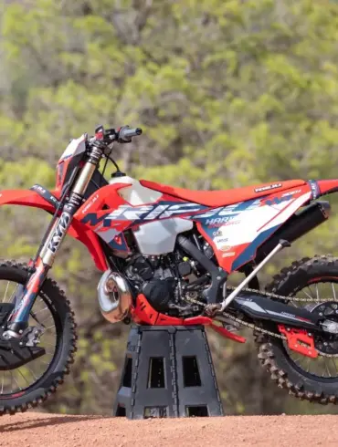 Rieju MR 300 i Hard Enduro 2027 Seitenansicht im Gelände auf einem Ständer