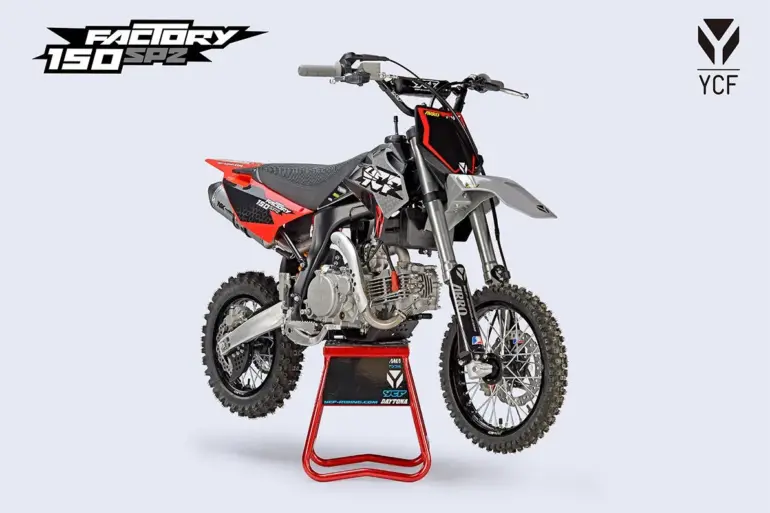 YCF Factory 150 SP2 2026 Pitbike mit ARRO-Reifen, Viergang-Getriebe und modernem Design auf Montageständer