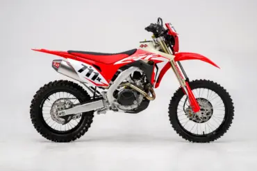 Honda CRF450X Baja-Umbau mit Startnummer 711, Renn-Spezifikationen und LED-Scheinwerfern, seitliche Ansicht