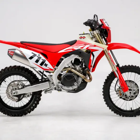 Honda CRF450X Baja-Umbau mit Startnummer 711, Renn-Spezifikationen und LED-Scheinwerfern, seitliche Ansicht