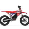 Detailansicht einer Apollo Olala MX-E350, einem roten Elektro-Dirt-Bike für Kinder mit 14-Zoll-Offroad-Rädern