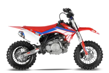 Seitenansicht einer RXF Mini 50cc Kinder-Motocross-Maschine, rot-blaues Design mit grobstolligen Reifen auf transparentem Hintergrund