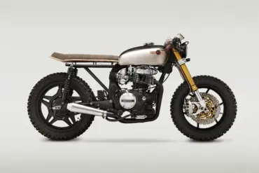 Seitenansicht der Honda CB450T Le Renard mit Café-Racer-Stil, Shinko-Reifen und Skateboard-Sitzbank