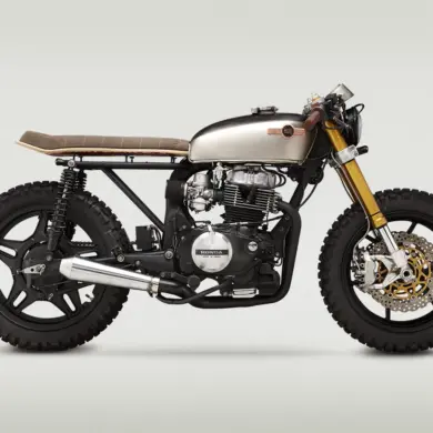 Seitenansicht der Honda CB450T Le Renard mit Café-Racer-Stil, Shinko-Reifen und Skateboard-Sitzbank