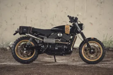 Harley-Davidson Whiskey Grade Dirt 750 Scrambler-Umbau, Seitenansicht auf losem Untergrund