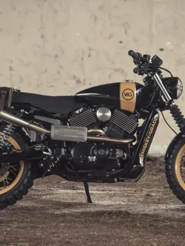 Harley-Davidson Whiskey Grade Dirt 750 Scrambler-Umbau, Seitenansicht auf losem Untergrund
